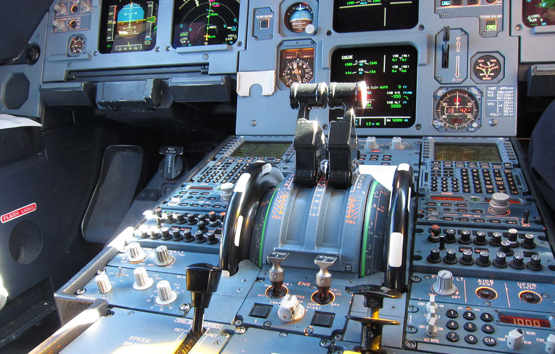 El cuadro de mandos de un A320 con la palanca de Autotrhottle (en el centro) donde suelen estar los pulsadores para la maniobra TOGA